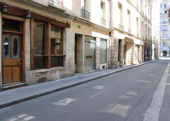 Bright 30 M Fully Renovated In 3rd Paris